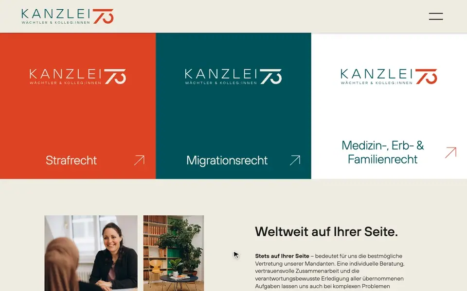 Startseite von Kanzlei 73: Der Mauszeiger fährt über die drei Rechtsgebiete in Rot, Petrol und Weiß, jede Kachel öffnet sich beim Überfahren